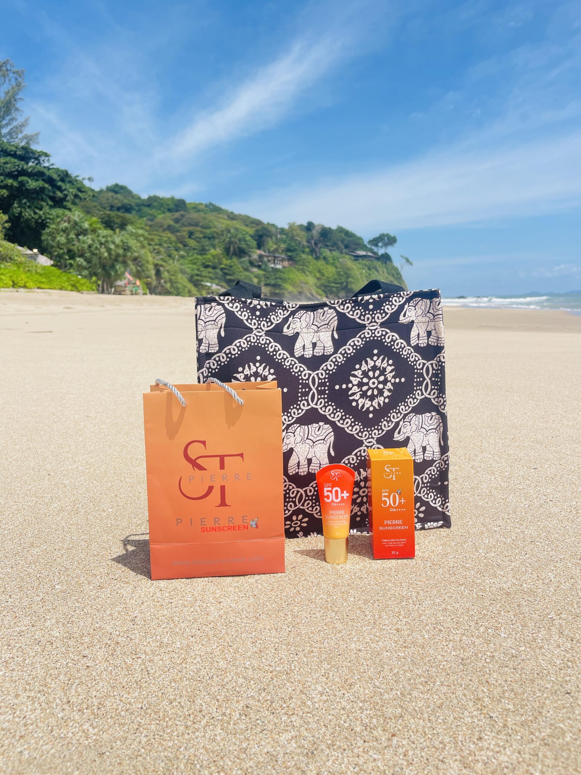 ภาพถ่ายผลิตภัณฑ์ครีมกันแดด Pierre Sunscreen จัดวางสไตล์คอมโพสิชันบนพื้นหลังเรียบหรู พร้อมแสงเงาธรรมชาติ