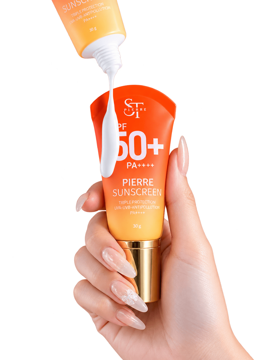 ภาพถ่ายมือจับหลอดครีมกันแดด Pierre Sunscreen สีส้มฝาสีทอง โดยมีเนื้อครีมกันแดดสีขาวหยดบีบออกมาจากอีกหลอด แสดงถึงความเบาบางและนุ่มลื่น บนพื้นหลังสีขาว