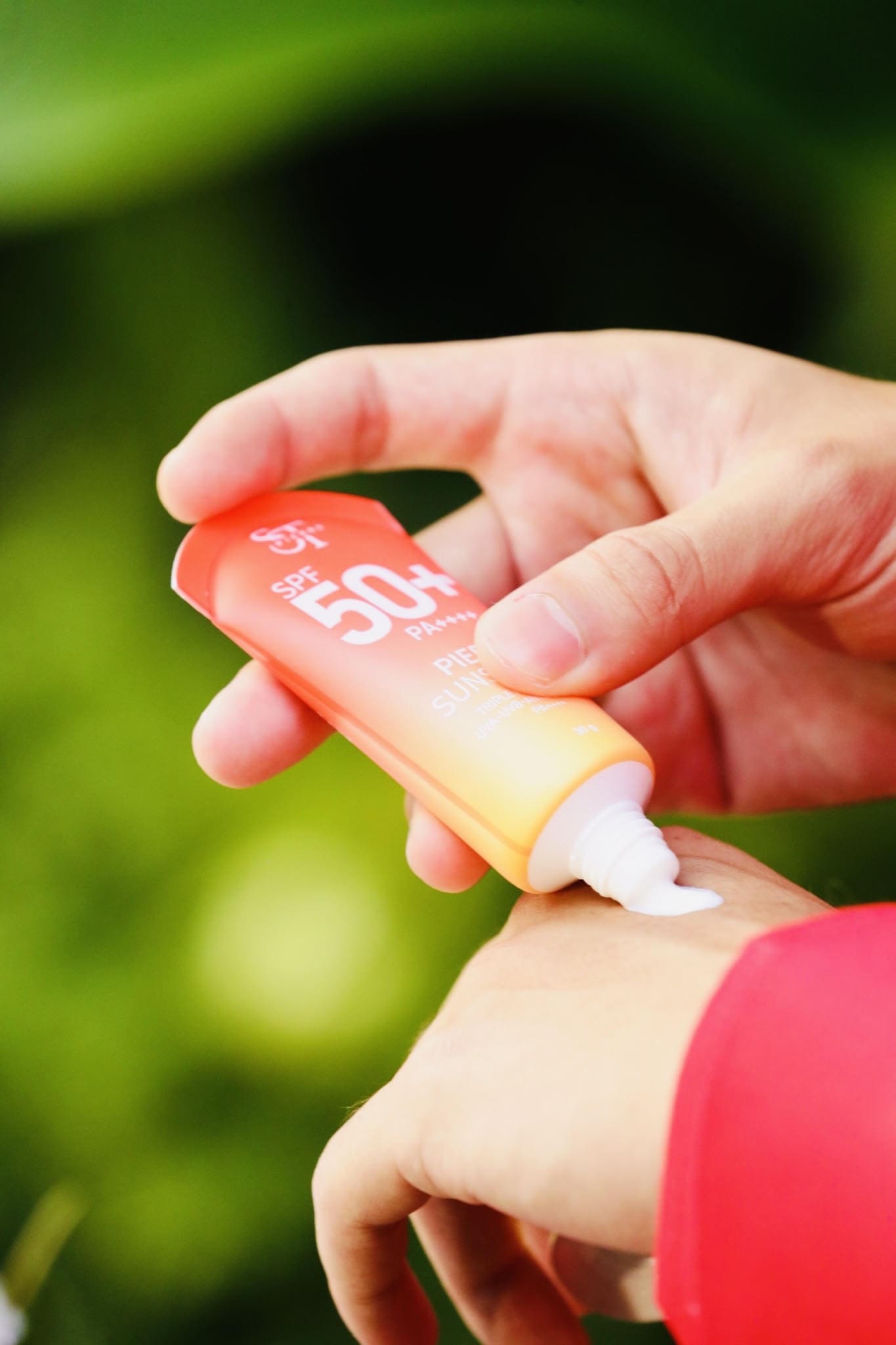ผลการทดสอบเนื้อสัมผัสครีมกันแดด Pierre Sunscreen ขณะบีบลงบนผิว แสดงเนื้อโลชั่นสีขาวเบาบาง ซึมซาบไว ไม่ทิ้งคราบขาวบนหลังมือ